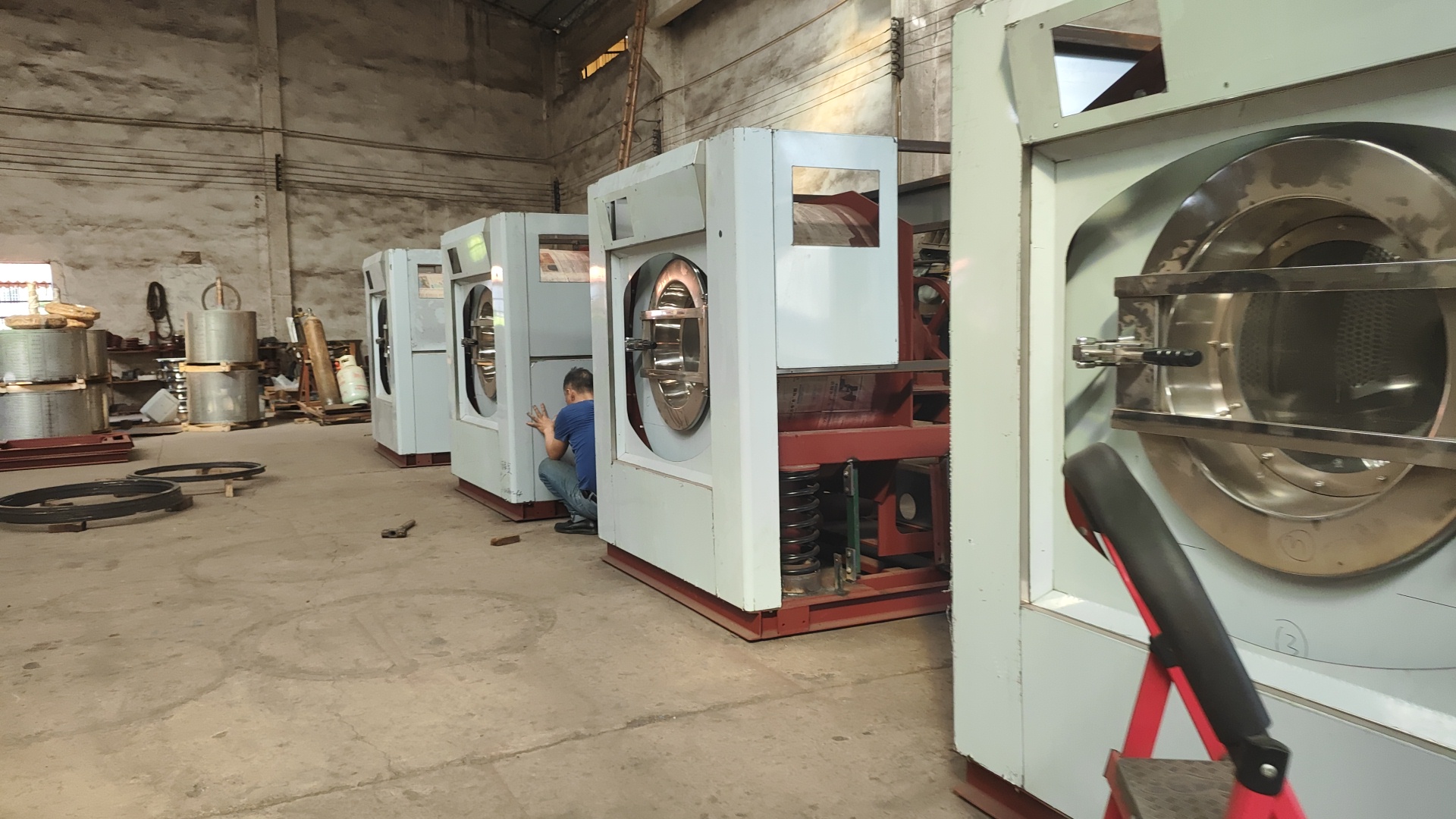 
知名藥企與三甲醫(yī)院都在用的工業(yè)半自動洗衣機，洗滌工廠源頭實力如何驗證？
