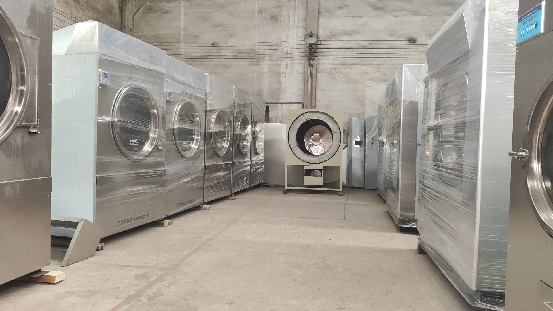 工業(yè)半自動(dòng)洗衣機(jī)為何贏(yíng)得快捷酒店青睞？珠江洗滌30年服務(wù)經(jīng)驗(yàn)揭秘